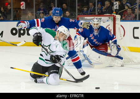 Les heures supplémentaires. Le 08 février, 2015. New York Rangers aile droite Martin Saint-louis (26) perd son bâton dans entre la chute d'un Dallas Stars Centre Vernon Fiddler (38) jambes comme gardien des Rangers de New York (33) Cam Talbot regarde pendant le match entre les Rangers de New York et les Stars de Dallas au Madison Square Garden, à Manhattan, New York . Les Stars de Dallas vaincre les Rangers de New York 3-2 en prolongation. © csm/Alamy Live News Banque D'Images