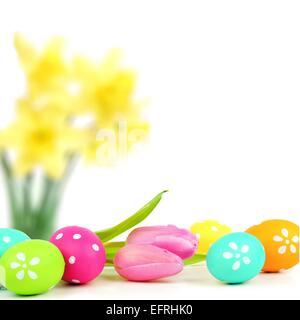 Oeufs de Pâques colorés frontière avec abstract floral background Banque D'Images