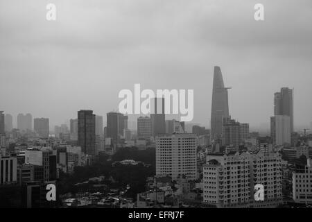 Ho Chi Minh Ville par temps nuageux et matin brumeux en noir et blanc Banque D'Images