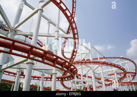 Tour de caboteur de rouleau rouge rail dans parc d'envisager la fermeture ou de l'amusement pour tous les visiteurs à jouer Banque D'Images