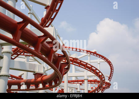 Tour de caboteur de rouleau rouge rail dans parc d'envisager la fermeture ou de l'amusement pour tous les visiteurs à jouer Banque D'Images