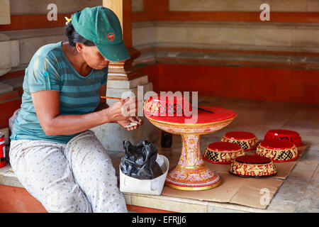 Une femme faisant de l'artisanat traditionnel de Bali, Indonésie Banque D'Images