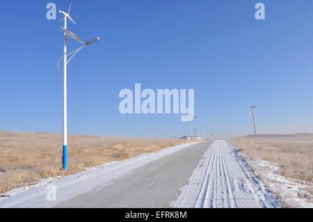 Lampe rue alimenté par des panneaux solaires et éoliennes manzhouli,Mongolie intérieure de la Chine) Banque D'Images