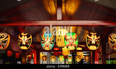 Multi couleur lampes visage japonais suspendu à gate Banque D'Images