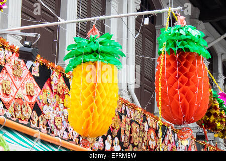 Lanternes ananas rouge et jaune pour célébrer le nouvel an chinois Banque D'Images