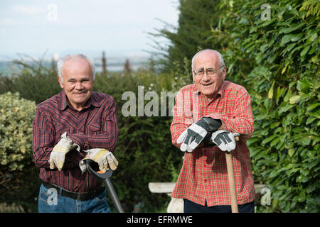 Deux hauts jardinier spades standing in garden Banque D'Images