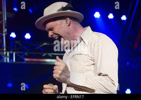 Calgary, Alberta, CANADA. Feb 9, 2015. GORDON DOWNIE de The Tragically Hip tient à la scène à Calgary au Saddledome de Calgary. Credit : Baden Roth/ZUMA/Alamy Fil Live News Banque D'Images