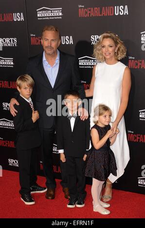 Los Angeles, CA, USA. Feb 9, 2015. Kevin Costner, Christine Baumgartner, Cayden Wyatt Costner, Hayes Logan Costner, Grace Avery Costner aux arrivées pour MCFARLAND Premiere, El Capitan Theatre, Los Angeles, CA le 9 février 2015. Credit : Elizabeth Goodenough/Everett Collection/Alamy Live News Banque D'Images