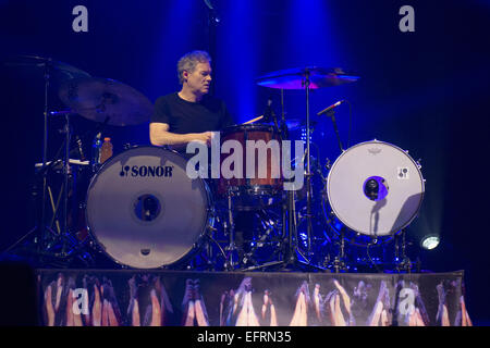 Calgary, Alberta, CANADA. Feb 9, 2015. JOHNNY FAY le batteur du groupe The Tragically Hip effectue à Calgary au Saddledome. Credit : Baden Roth/ZUMA/Alamy Fil Live News Banque D'Images