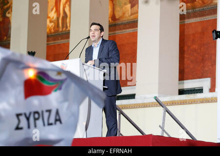 Chef du parti de gauche Syriza, Alexis Tsipras réagit comme ses partisans se rassemblent à l'extérieur de l'Administration centrale de l'Université d'Athènes à Athènes Banque D'Images