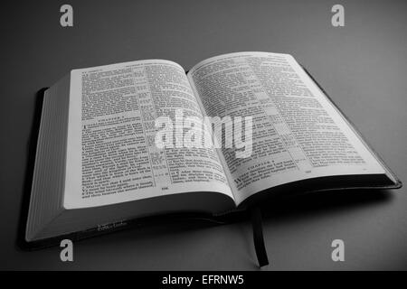 King James Bible en cuir ouvert symbole religieux Banque D'Images