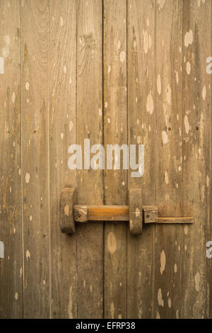 Vieux bois de teck porte avec loquet de verrouillage traditionnel Banque D'Images