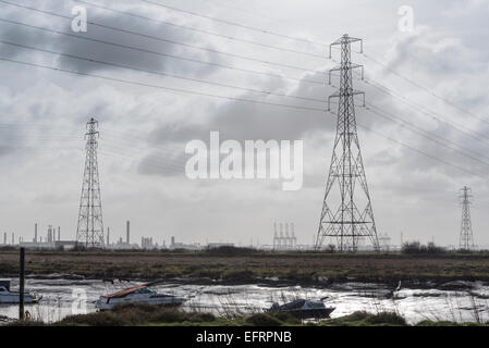 Le paysage industriel de Southend-on-Sea, Essex vu de Vange creek Banque D'Images