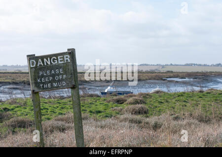 Un signe d'avertissement du danger de boue à Vange Creek, Essex Banque D'Images