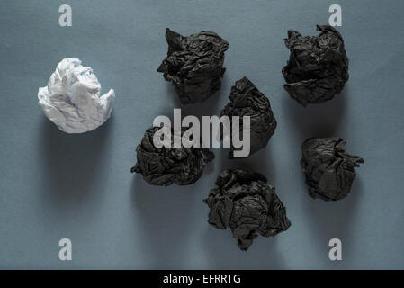 Boule de papier froissé noir et blanc différents boule de papier froissé sur fond gris Banque D'Images