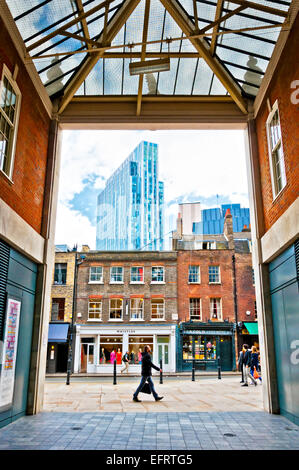 Londres, Royaume-Uni - 14 Avril 2013 : contraste urbain architectural dans la zone du Marché de Spitalfields, quartier de Shoreditch, London, Banque D'Images