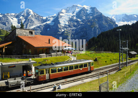 La gare la plus Winteregg sur l'Grutschalp à Murren railway avec la Jungrau et d'autres pics de montagne derrière, Suisse Banque D'Images