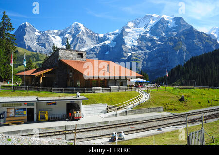 La gare la plus Winteregg sur l'Grutschalp à Murren railway avec la Jungrau et d'autres pics de montagne derrière, Suisse Banque D'Images