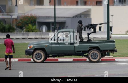 Veiller à l'extérieur de la police le stade lors de leur coupe d'Afrique des Nations de football match de finale à l'Estadio de Bata, Guinée équatoriale, le 8 février 2015. (Photo/Mohammed Amin/www.pic-center.com) Banque D'Images