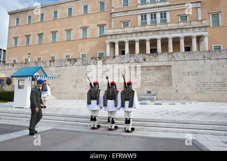 La place Syntagma, le parlement grec, le changement de la garde, Athènes, Attique, Grèce Banque D'Images
