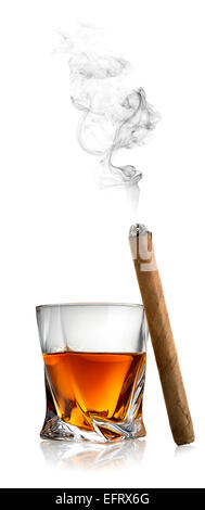 Whisky et cigare isolé sur fond blanc Banque D'Images