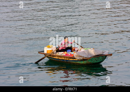 Snack food vendeur bateau Baie de Halong Vietnam Banque D'Images