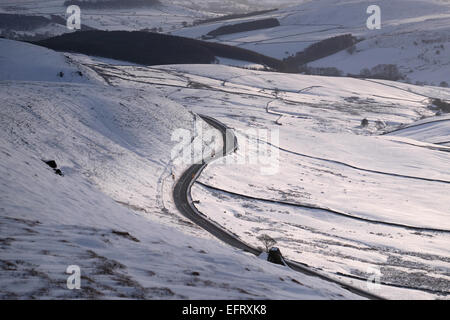 L'A537 'cat' et Fiddle road entre Buxton et Macclesfield en hiver, surnommé l'une des routes les plus dangereuses Banque D'Images