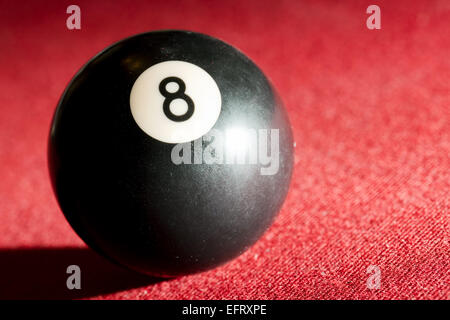 Piscine Billard/Snooker jeu. La boule noire 8. Table de tissu rouge Banque D'Images
