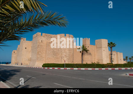 Monastir est une ville sur la côte centrale de la Tunisie. Le Ribat (forteresse) est l'emblème de cette station balnéaire méditerranéenne. Banque D'Images