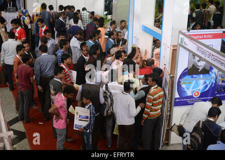 Dhaka, Bangladesh. 10 fév, 2015. Les gens du Bangladesh se réunir à l'Exposition mondiale numérique à Dhaka, Bangladesh, le 10 février 2015. Le monde numérique exposition dure du 9 février au 12 février. Shariful Islam Crédit :/Xinhua/Alamy Live News Banque D'Images