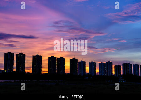 Rangée de condominiums au coucher du soleil avec de beaux ciel multicolores Banque D'Images