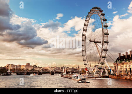 Londres, Angleterre le UK skyline dans l'après-midi. L'Oeil de Londres sur Tamise Banque D'Images