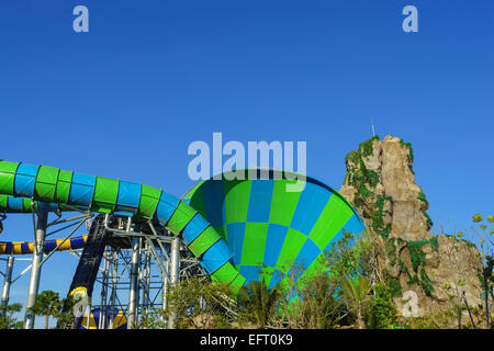 Jungle énorme tube coulisse dans l'Eau water theme park regarder sortir et sont parfaits attractions pour les jeunes et les adultes en vacances Banque D'Images