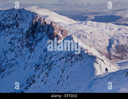 Montagne hiver walker sur lit d'Goch dans des conditions hivernales, une partie de l'Snowdon horseshoe, est l'une des plus dures en crêtes de montagne Banque D'Images