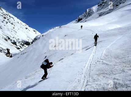 Ski de randonnée vers le haut plateau de Deosai dans les hautes montagnes du Pakistan Karakorum éventail Banque D'Images