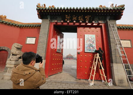 10 février 2015 - (Chine) uniquement pour utilisation à l'extérieur de la Chine. Ne pas utiliser pour la vente ou l'exposition en Chine. SHENYANG CHINE FEB 10 : Shenyang Palace Museum mis en place ''Door Dieu'' peinture pour célébrer le Nouvel An lunaire en Chine. De mettre en place ''Door Dieu'' sur la porte avant est un trandition pour les Chinois, c'est de garder les choses mal ou mauvais hors de la maison. © SIPA Asie/ZUMA/Alamy Fil Live News Banque D'Images