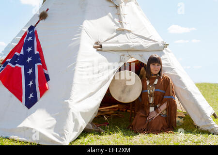 North American Indian girl en grande tenue. La reconstruction Banque D'Images