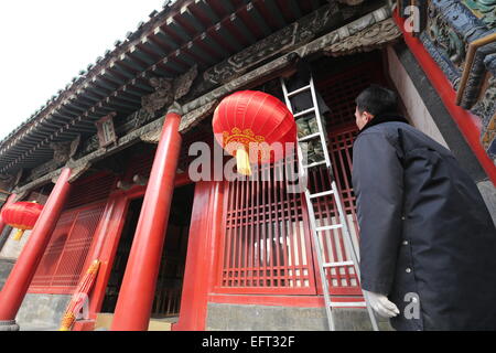 10 février 2015 - (Chine) uniquement pour utilisation à l'extérieur de la Chine. Ne pas utiliser pour la vente ou l'exposition en Chine. SHENYANG CHINE FEB 10 : Shenyang Palace Museum mis en place ''Door Dieu'' peinture pour célébrer le Nouvel An lunaire en Chine. De mettre en place ''Door Dieu'' sur la porte avant est un trandition pour les Chinois, c'est de garder les choses mal ou mauvais hors de la maison. © SIPA Asie/ZUMA/Alamy Fil Live News Banque D'Images