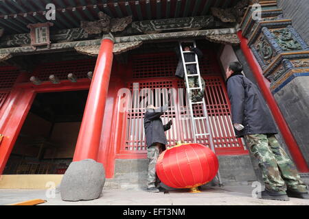 10 février 2015 - (Chine) uniquement pour utilisation à l'extérieur de la Chine. Ne pas utiliser pour la vente ou l'exposition en Chine. SHENYANG CHINE FEB 10 : Shenyang Palace Museum mis en place ''Door Dieu'' peinture pour célébrer le Nouvel An lunaire en Chine. De mettre en place ''Door Dieu'' sur la porte avant est un trandition pour les Chinois, c'est de garder les choses mal ou mauvais hors de la maison. © SIPA Asie/ZUMA/Alamy Fil Live News Banque D'Images