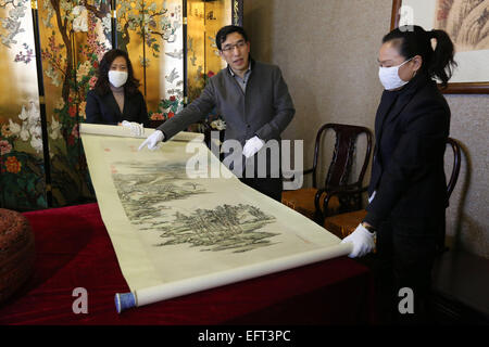 10 février 2015 - (Chine) uniquement pour utilisation à l'extérieur de la Chine. Ne pas utiliser pour la vente ou l'exposition en Chine. SHENYANG CHINE FEB 10 : Shenyang Palace Museum mis en place ''Door Dieu'' peinture pour célébrer le Nouvel An lunaire en Chine. De mettre en place ''Door Dieu'' sur la porte avant est un trandition pour les Chinois, c'est de garder les choses mal ou mauvais hors de la maison. © SIPA Asie/ZUMA/Alamy Fil Live News Banque D'Images