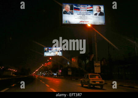 Le Caire, Égypte. 10 fév, 2015. Les du Président égyptien Abdel Fattah al-Sisi et la visite du président russe Vladimir Poutine sont vues suspendues sur un matin tôt street au Caire, capitale de l'Égypte, le 10 février 2015. Le président russe Vladimir Poutine est en visite de deux jours en Égypte. Fédération de drapeaux et d'affiches de Poutine ont été mis en place dans tout le Caire pour accueillir le président en visite qui n'a pas visité le pays dans une décennie. Credit : Cui Xinyu/Xinhua/Alamy Live News Banque D'Images