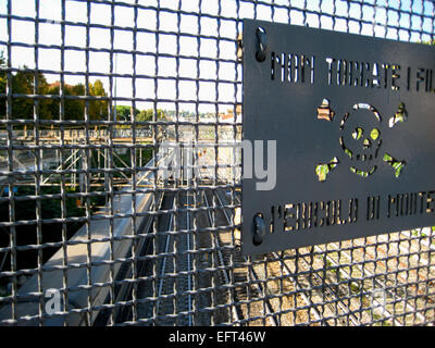 Signe de danger sur le réseau du chemin de fer Banque D'Images