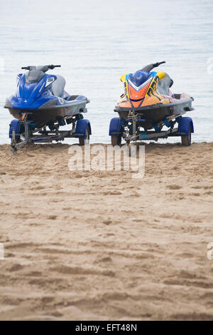 Jetskis sur remorques stationnées sur la plage prêt pour la course de jetski à la plage de Bournemouth en Juin Banque D'Images