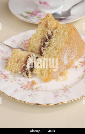 Victoria sponge cake rempli de confiture de framboises Banque D'Images