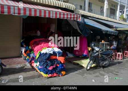 Les vêtements et les restes de tissu sont empilées sur une rue de ville de Phnom Penh, Cambodge. Banque D'Images