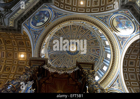 L'intérieur du dôme de la Basilique Saint-Pierre et le beau plafond décoré, Cité du Vatican, Rome, Italie. Banque D'Images