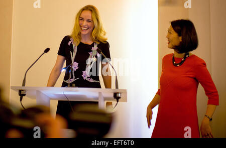 Berlin, Allemagne. Feb 9, 2015. L'actrice Nina Hoss (l) sourire alors qu'elle se trouve à côté de la ministre française de la Culture et de la Communication, Fleur Pellerin, lors de la 'soiree francaise du cinéma", tenue à l'ambassade de France à Berlin, Allemagne, 9 février 2015. Photo : Felix Zahn/dpa/Alamy Live News Banque D'Images