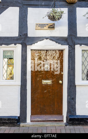 Porte avant en bois poli sur une maison à pans de bois à Bridgnorth, Shropshire Banque D'Images