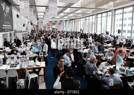 Israël. 10 fév, 2015. Des acheteurs du monde entier inscrivez-vous la fabrication des diamants et des sociétés de commerce international des diamants sur semaine que quelque 1 500 personnes sont attendues au commerce plus de 1 milliards de dollars de diamants polis cette semaine. L'Israel Diamond Exchange est considérée comme la plus sûre au monde, couvrant une superficie de 100 000 mètres carrés avec 3 500 membres de la bourse. Diamants israéliens sont vendus pour plus de 2 000 $ par carat. 2014 Israël de l'exportation annuelle de diamants a dépassé 9,3 milliards de dollars, ce qui représente plus de 20  % des exportations industrielles. Credit : Alon Nir/Alamy Live News Banque D'Images