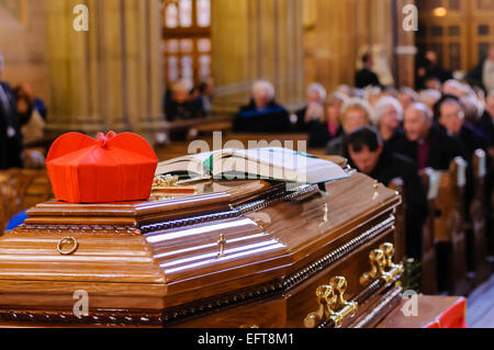 Armagh, en Irlande du Nord. 05 Jan 2010 - Le cercueil du Cardinal Cahal Daly à sa messe de requiem Banque D'Images